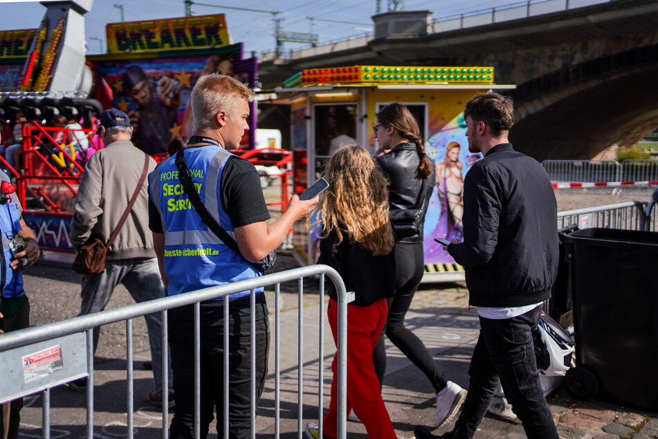 Vor den Bühnen und auf dem Volksfestgelände ließ die Security nur eine bestimmte Zahl in abgesperrte Bereiche.