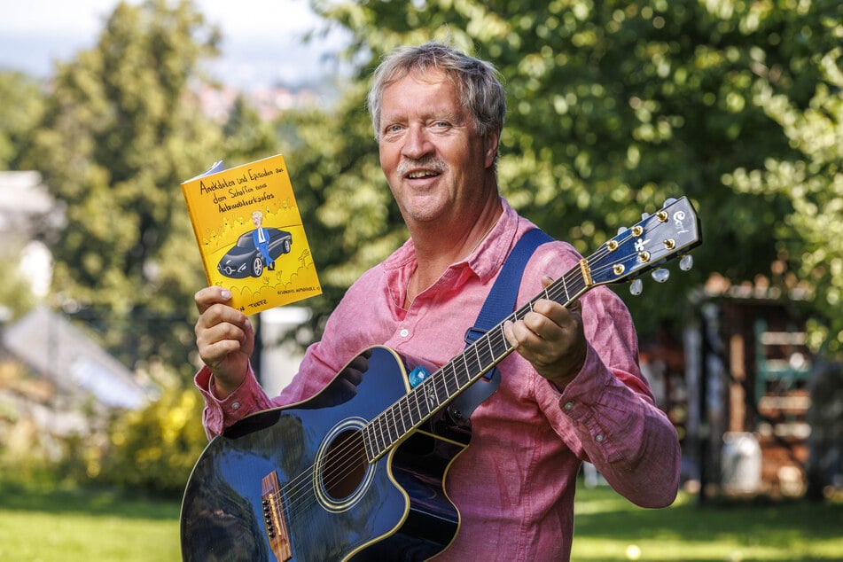 Nicht nur in seinem Wohnort Börnchen ist Sven Teetz (61) alias "Onkel Sven" bekannt und beliebt - hier mit seinem Buch.