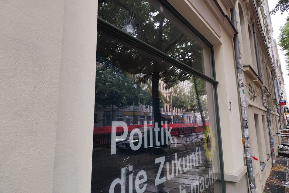 Die Demonstranten warfen Steine auf die Scheiben des Büros der Bundestagsabgeordneten Paula Piechotta (Grüne, 38)