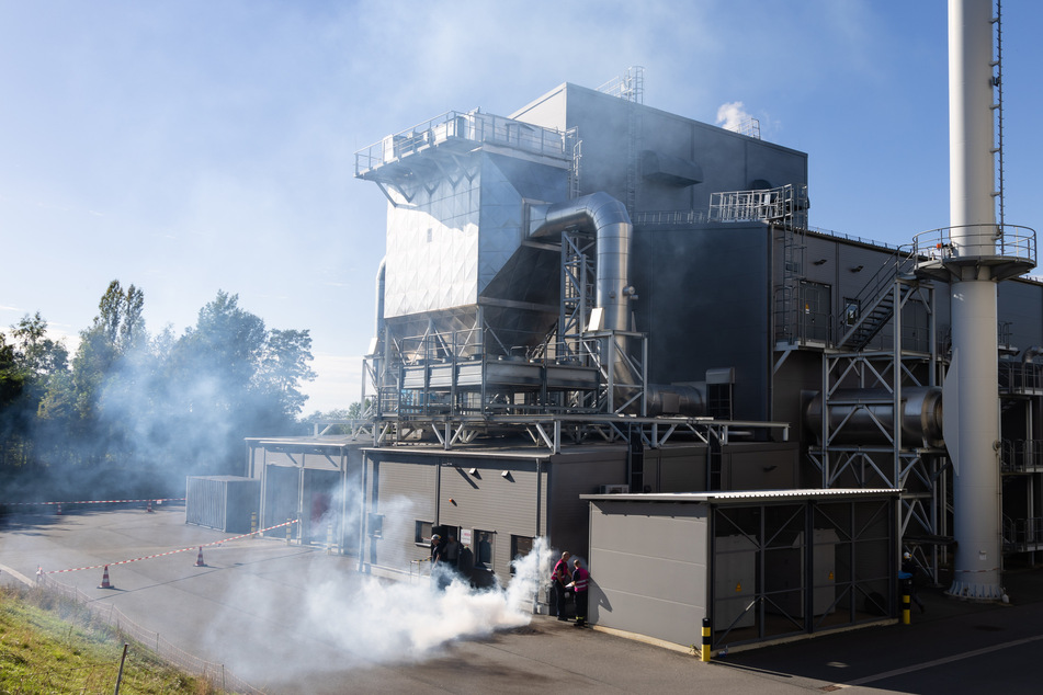 Am Biomasse-Heizkraftwerk in Zwickau übte die Feuerwehr am heutigen Donnerstag einen Großeinsatz.