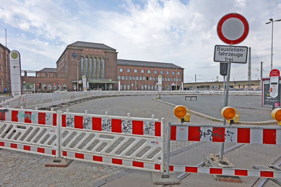 Seit Montag ist ein Teil des Bahnhofsvorplatzes abgesperrt. Die Vorbereitungen für die geplante Sanierung beginnen.
