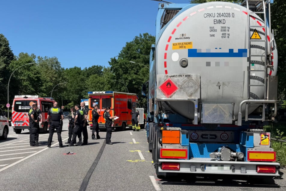 Lkw erfasst Radfahrerin beim Abbiegen: Frau schwer verletzt