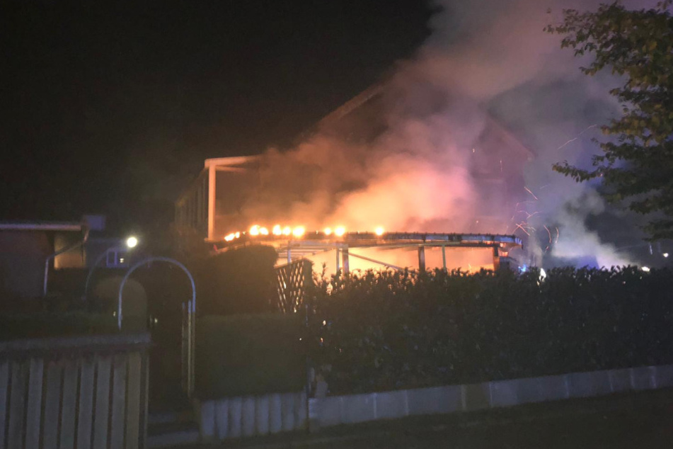 Eine Stichflamme setzte die Terrasse in Brand.