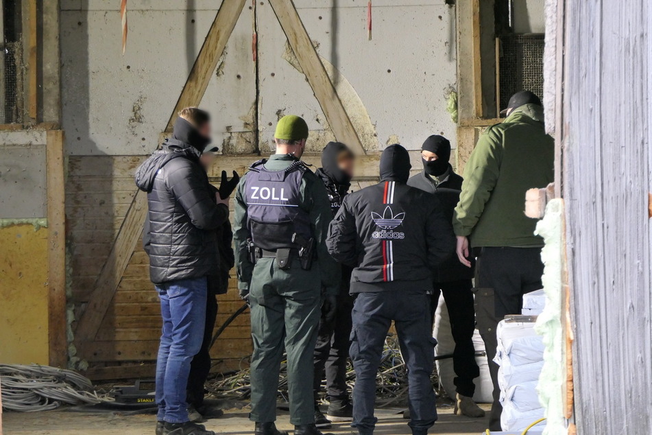 Zollfahnder durchsuchten am Dienstag und Mittwoch Häuser und Betriebsstätten der Familie N. in Colditz - gefunden wurden Drogen und scharfe Waffen.