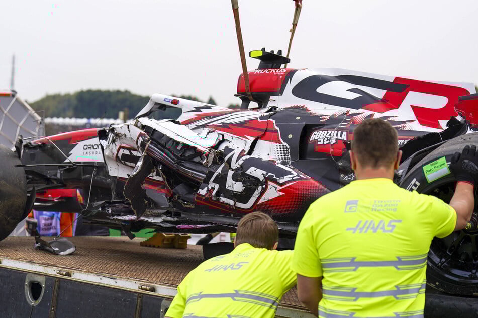 Oliver Bearman (20) schlug mit der Seite seines Boliden in die Streckenmauer ein.
