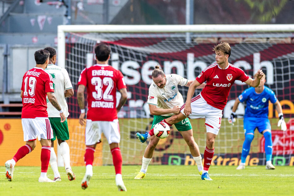 Moritz Hannemann (r.) und Energie Cottbus schenkten gegen Fürth den Sieg her.