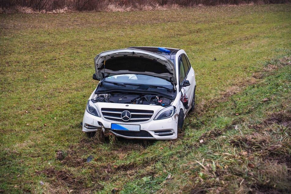 Der Mercedes-Benz kam beim Zusammenstoß wohl von der Straße ab und dann im Straßengraben zum Stehen.