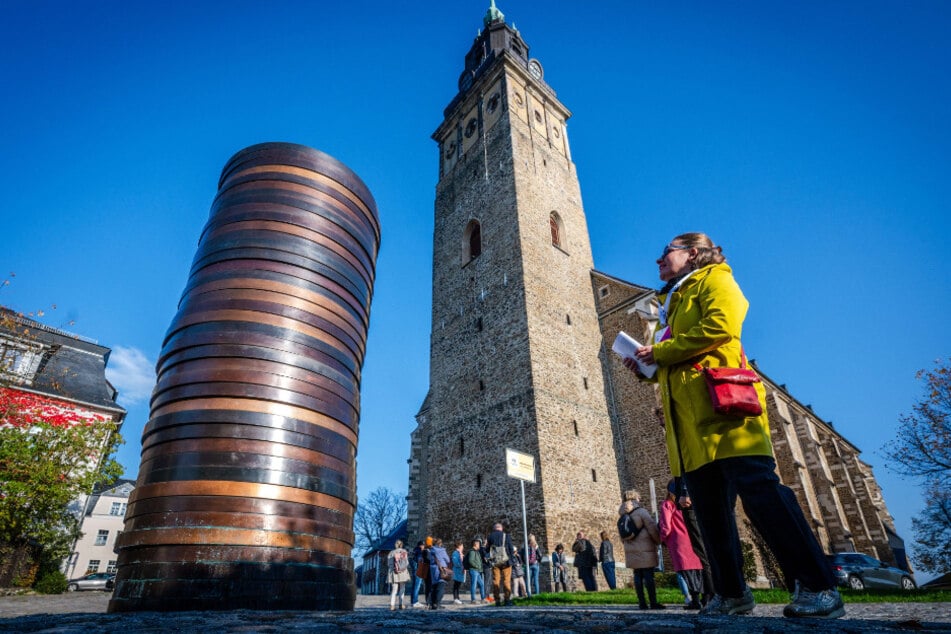 Eine der "Purple Path"-Skulpturen: "Coin Stack 2" von Sean Scully in Schneeberg