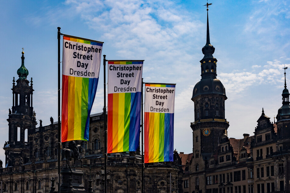Der CSD hat in Dresden inzwischen Tradition. Anlässlich der dreißigsten Ausgabe hisst Dresden die Regenbogenfahne.