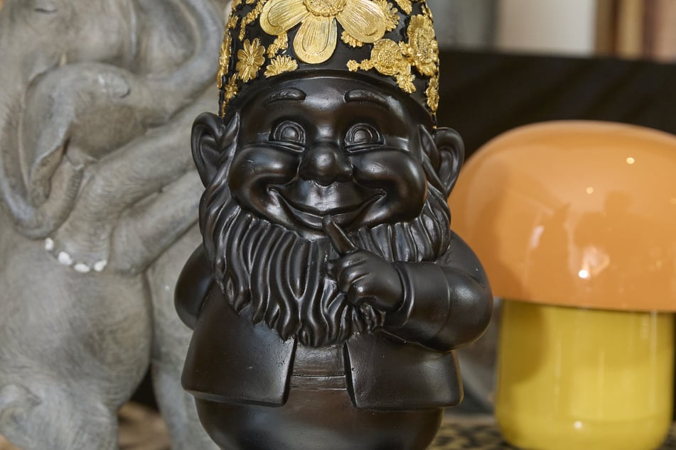 Macht einfach gute Laune: Auch diesen Gartenzwerg mit Goldblumen wird es in der Boutique geben.