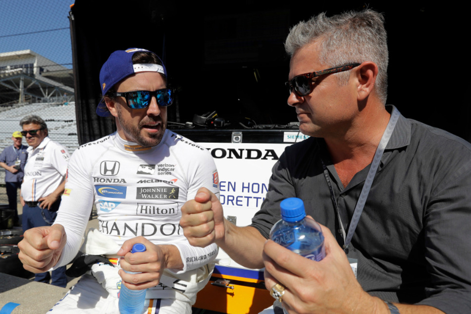 Fernando Alonso (42, l.) und Gil de Ferran (†56) im Mai 2017 während einer Trainingseinheit in Indianapolis. (Archivfoto)