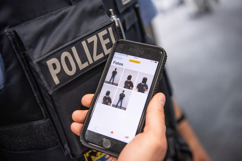 Smartphones sollen Polizisten bei Außeneinsätzen helfen. (Symbolbild)