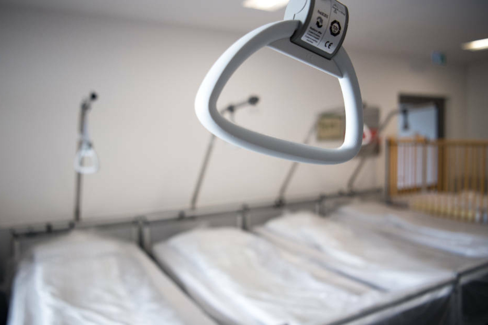 Mehrere leere Krankenhausbetten stehen auf dem Flur der Notaufnahme des Klinikum Frankfurt Höchst. Am Donnerstag sollen auch mehrere hessische Krankenhäuser bestreikt werden. (Symbolbild)
