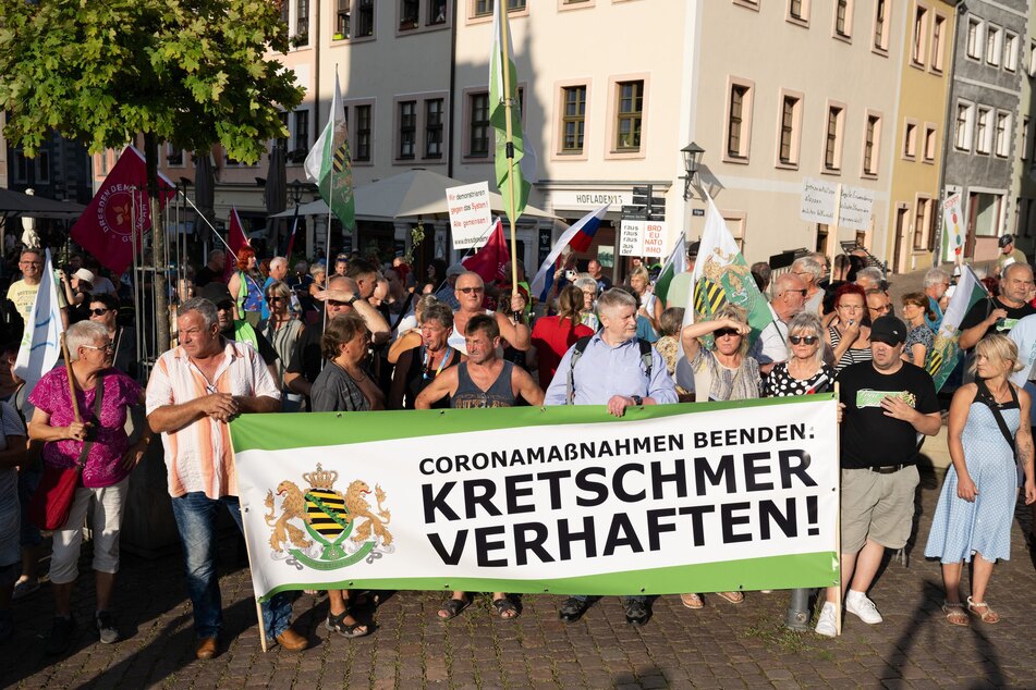 Die rechtsextremen "Freien Sachsen" wollen Kretschmer verhaften.
