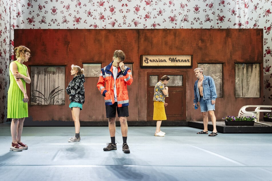 Die Fachzeitschrift "Theater Heute" nominierte Magdeburgs Schauspieler Philipp Kronenberg (m.) für seine Rolle als Michael in "Onkel Werner".