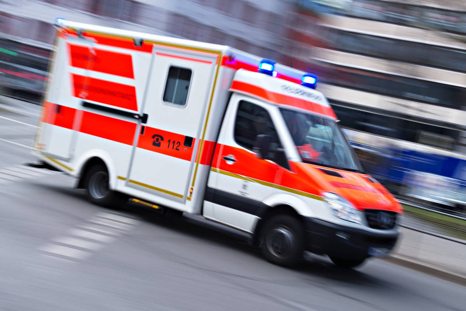 Laster fährt über Rot und kracht in Straßenbahn: Sieben teils schwer Verletzte