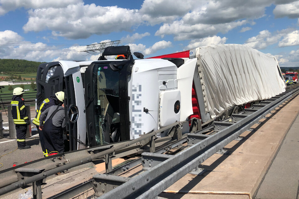 Der Lkw stürzte auf der A38 zwischen Breitenworbis und Worbis in die Leitplanke. Die Autobahn war stundenlang gesperrt.