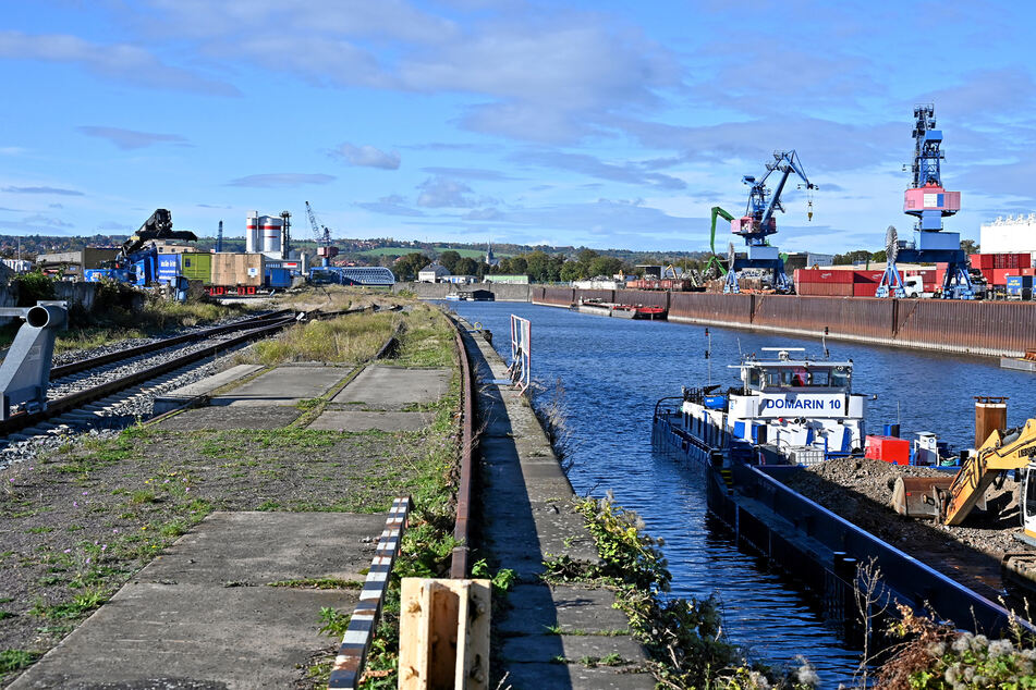 Am Alberthafen werden Waren nicht nur via Schiff transportiert, sondern auch mittels Zügen auf Schienen.
