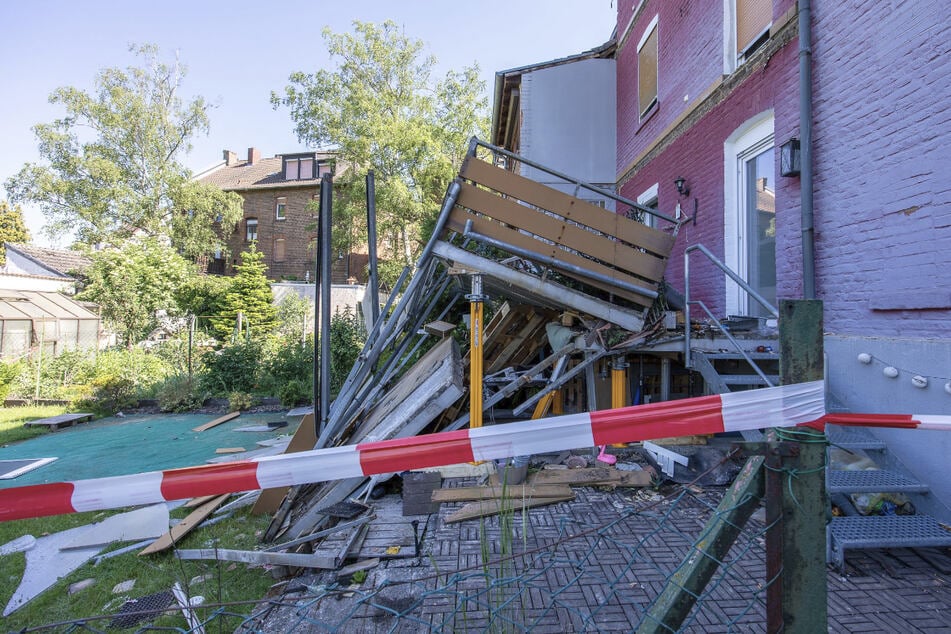 Die Balkontrümmer hatten auch noch die beiden darunter liegenden Balkone mitgerissen.