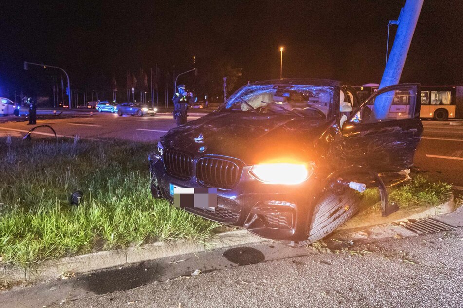 Der BMW schleuderte nach dem Unfall gegen einen Ampelmasten und erlitt einen Totalschaden.