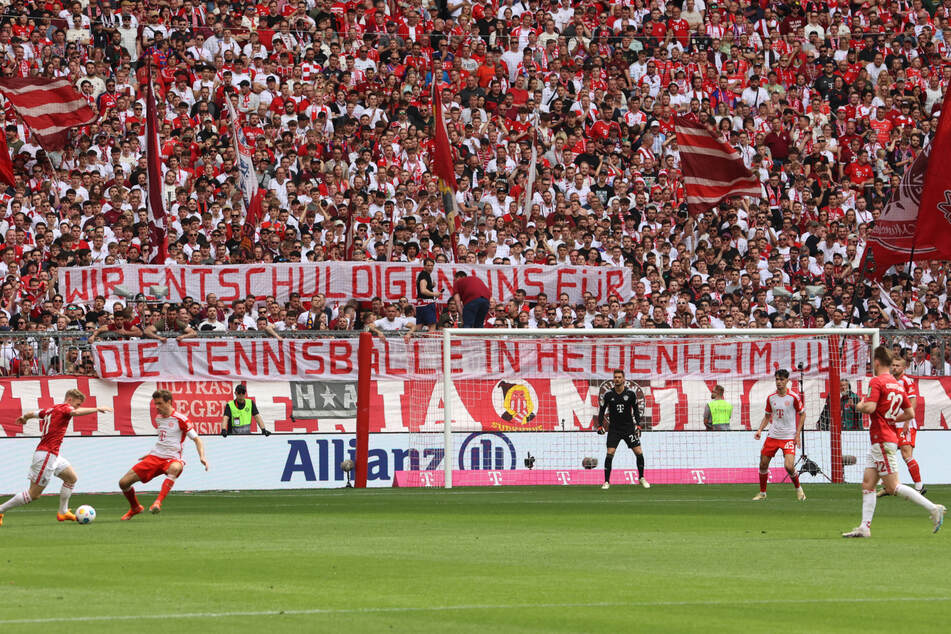 Mit diesem Banner legten die Bayern-Fans gegen Hoeneß nach.