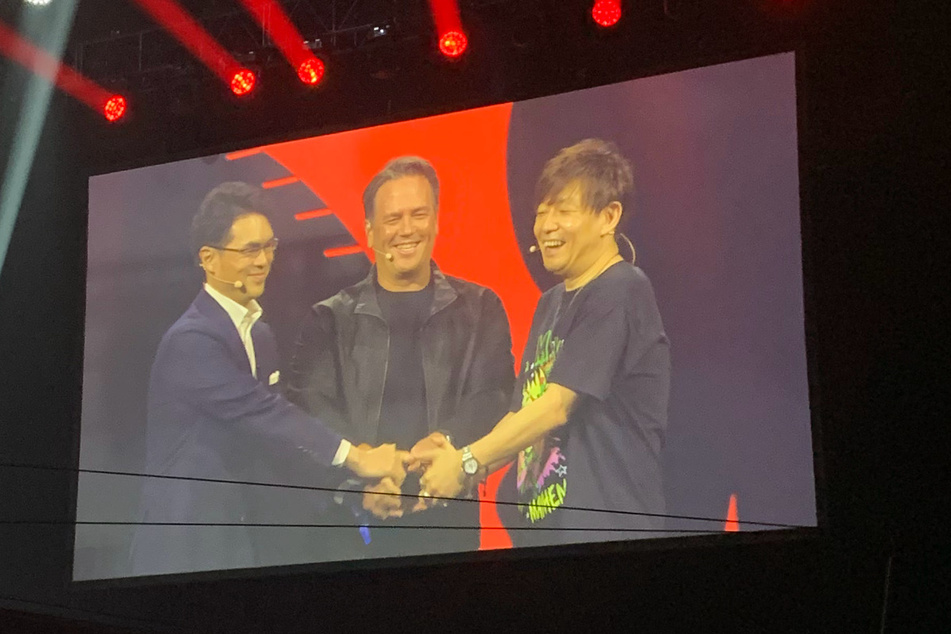 Phil Spencer (55, Mitte) zusammen mit FFXIV-Chef-Entwickler Naoki Yoshida (50, rechts) und Takashi Kiryu (48). Der Xbox-Chef gab auf dem Fan Festival überraschend bekannt, dass das MMORPG 2024 für die Microsoft-Konsole erscheint.