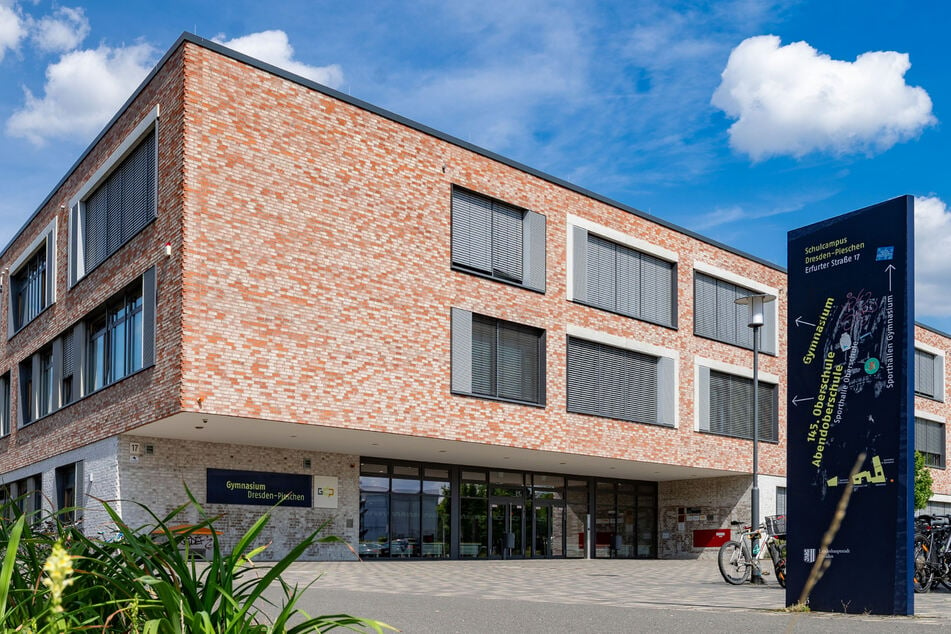 In einer Toilette des Gymnasiums Pieschen hinterließen Täter eine Amoklauf-Drohung. (Archivbild)