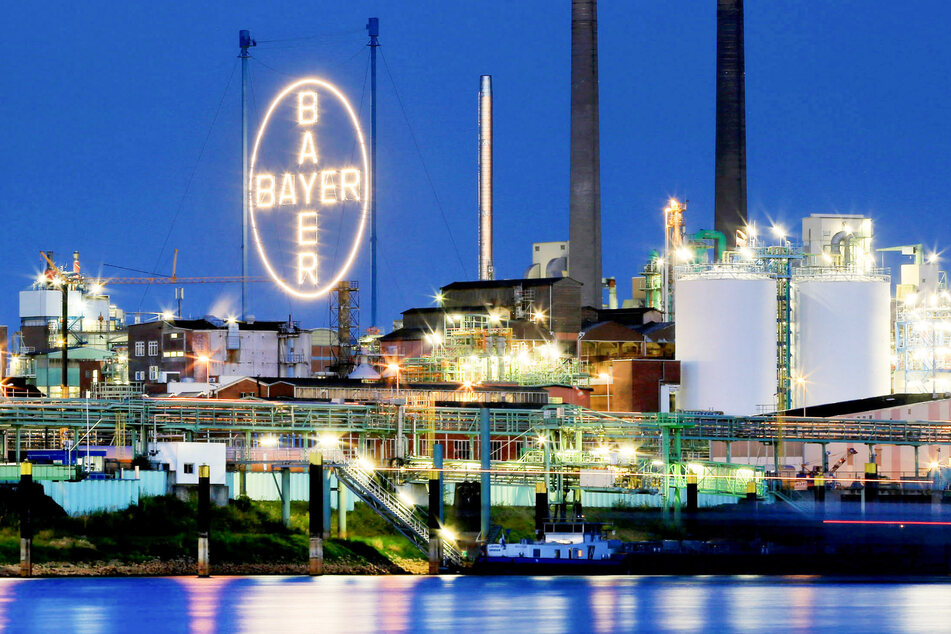 Das Bayer Werk in Leverkusen, fotografiert vom Rheinufer in Köln.