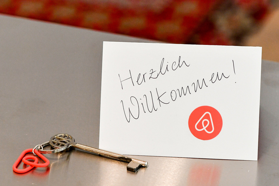 Wer in Berlin seine Wohnung an Feriengäste vermieten will, braucht dafür seit 2014 eine Genehmigung. (Archivbild)