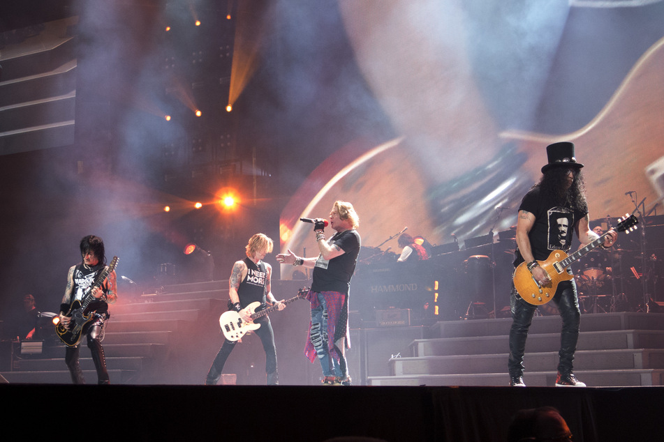 Die Band Guns N'Roses steht für ein Konzert auf der Bühne.