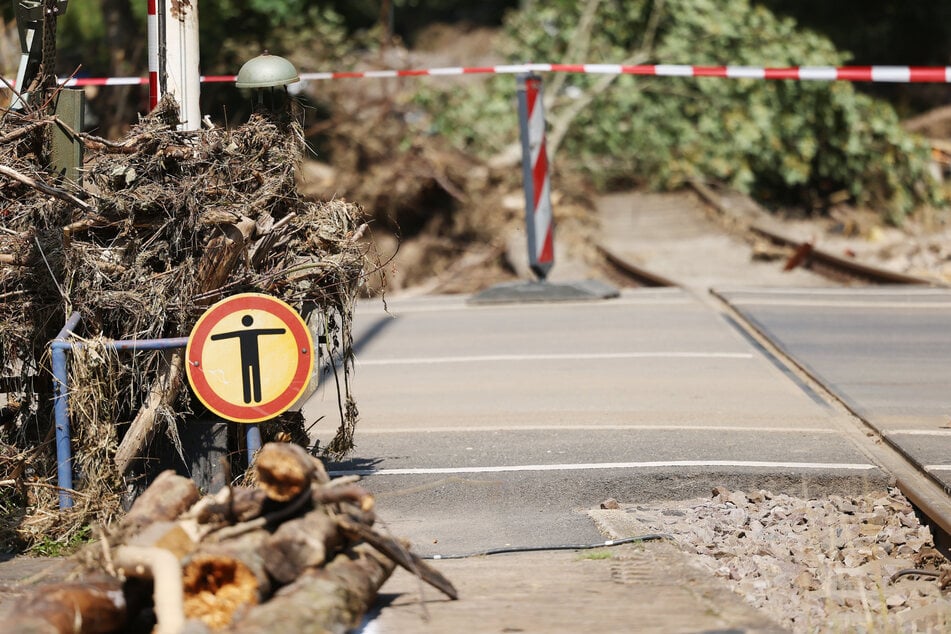 Bei heftigen Unwettern in NRW und Rheinland-Pfalz im Juli 2021 wurden etliche Gleise der Deutschen Bahn unterspült und zerstört. Hier ein Übergang in Kall. (Archivbild)