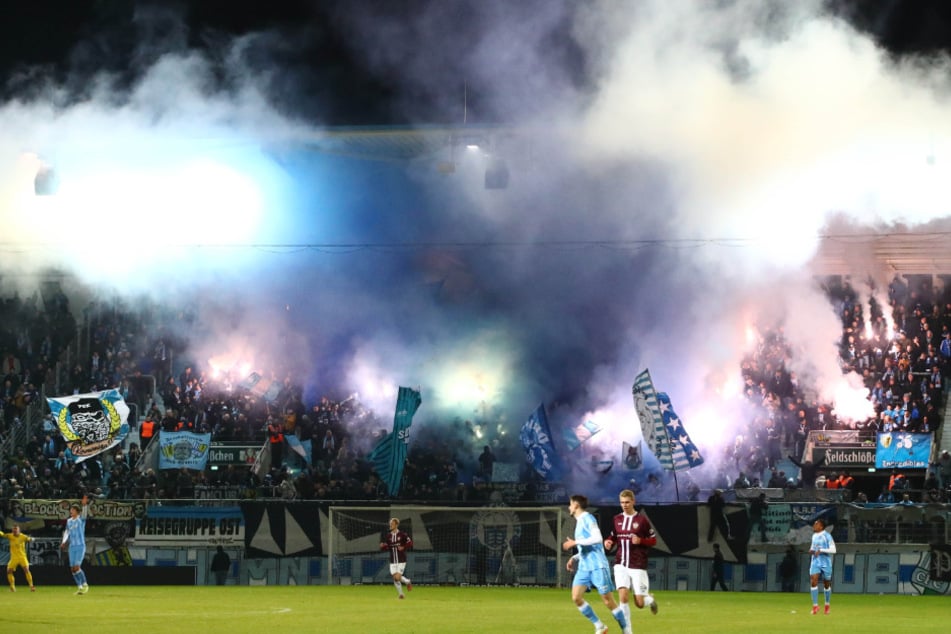 Die Südkurve präsentierte sich nach den ersten zwölf Minuten mit einer großen Pyro-Show.