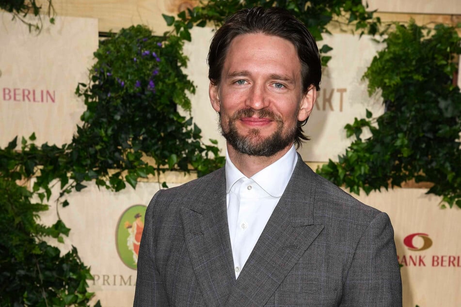 Der deutsch-schwedische Schauspieler August Wittgenstein (44) bekommt es mit allerlei Schauspiel-Prominenz zu tun.