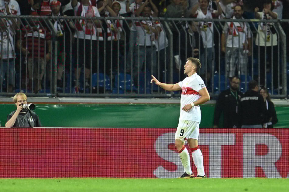 VfB-Stürmer Demirovic bejubelt seinen zweiten Treffer.