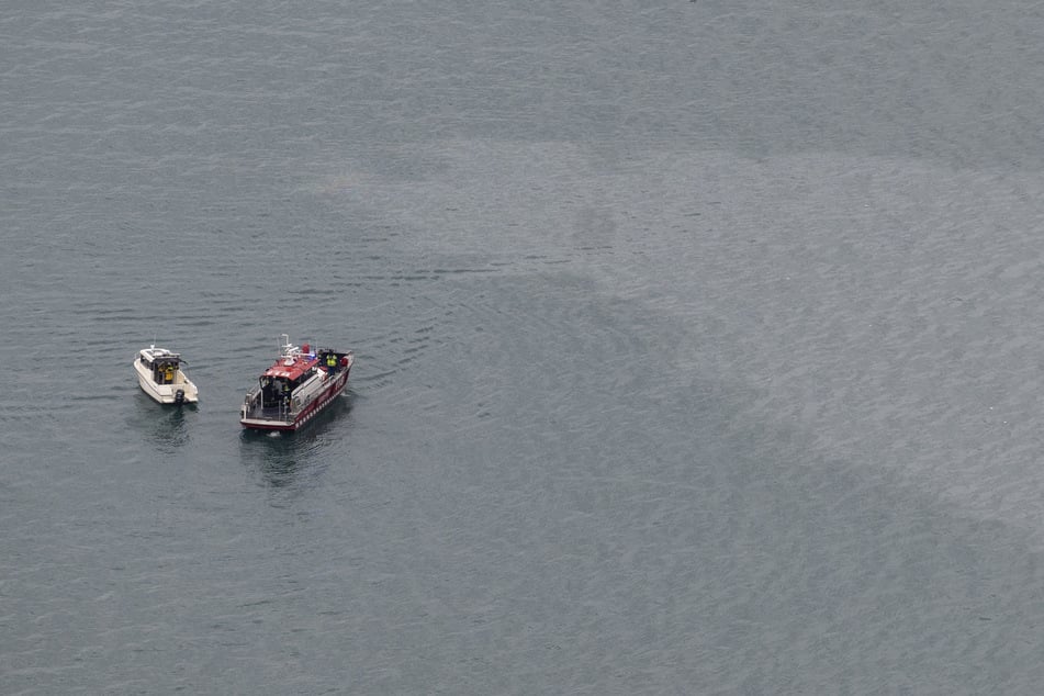 Polizei- und Feuerwehrboote sind auf den Schweizer See an den Ort ausgerückt, wo die Maschine untergegangen ist.