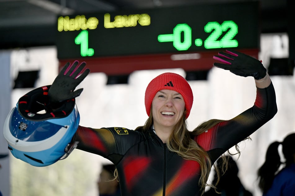 Laura Nolte (27) hat die Hand am Olympiasieg, muss im vierten und entscheidenden Lauf aber die Angriffe der US-amerikanischen Konkurrenz abwehren.
