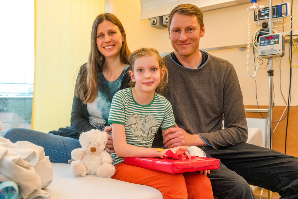 Liegt erst zum zweiten Mal überhaupt im Krankenhaus - und das nun ausgerechnet zu Weihnachten: Marina Nagora (7) mit Mutti Nicole (39) und Vater Hannes (42).