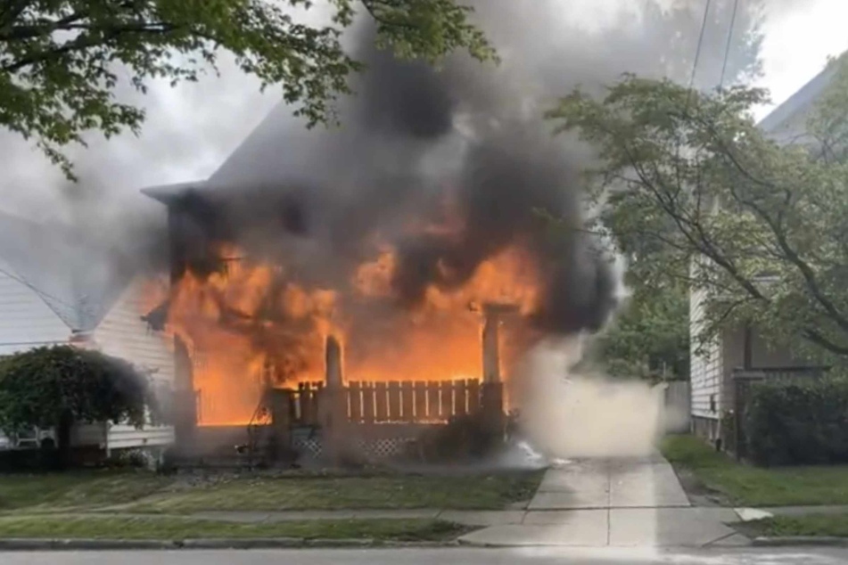 Das Haus der Familie ging offenbar aufgrund eines elektrischen Defekts in Flammen auf.