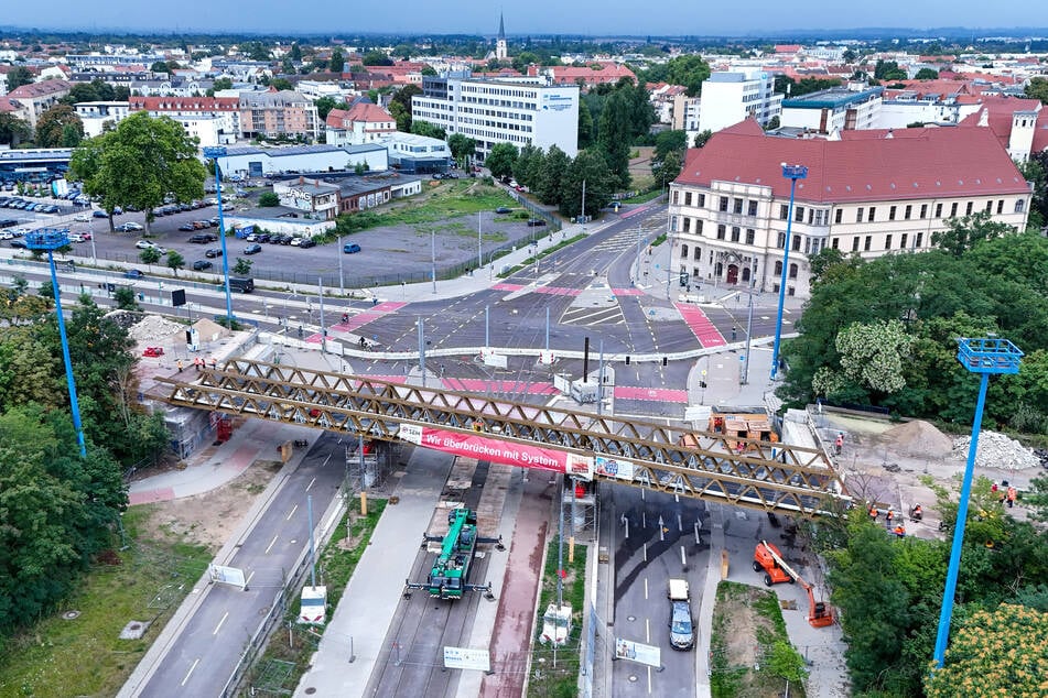 Unter den Behelfsbrücken am Damaschkeplatz rollt der Autoverkehr wieder. (Archivfoto)