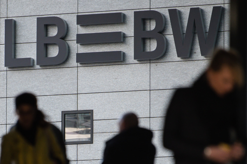 Menschen gehen durch eine Halle der LBBW. Die Landesbank will Hunderte Stellen abbauen.