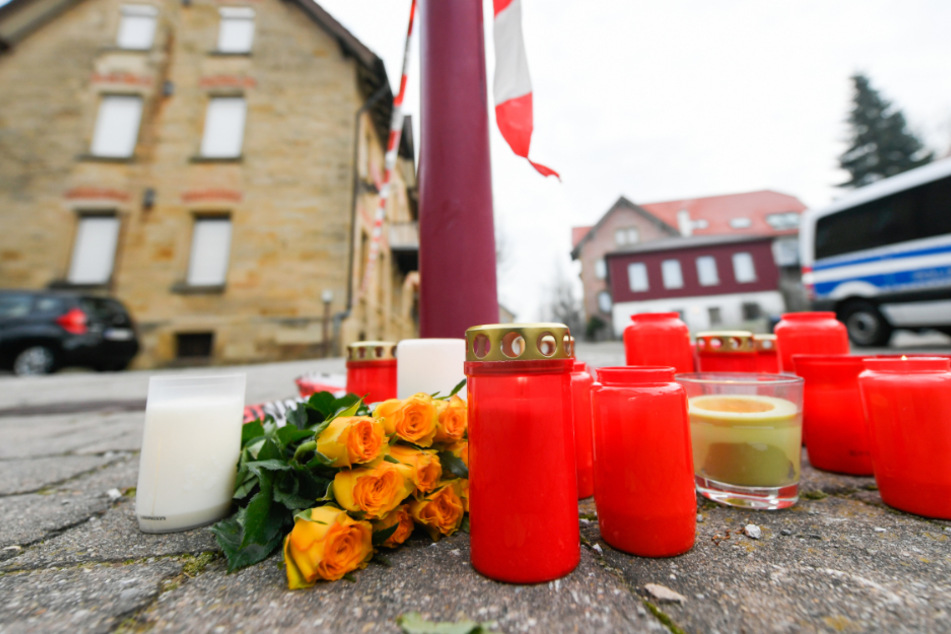 Am Tag nach den tödlichen Schüssen in Rot am See auf 6 Menschen liegen Blumen und Kerzen vor dem Tatort.
