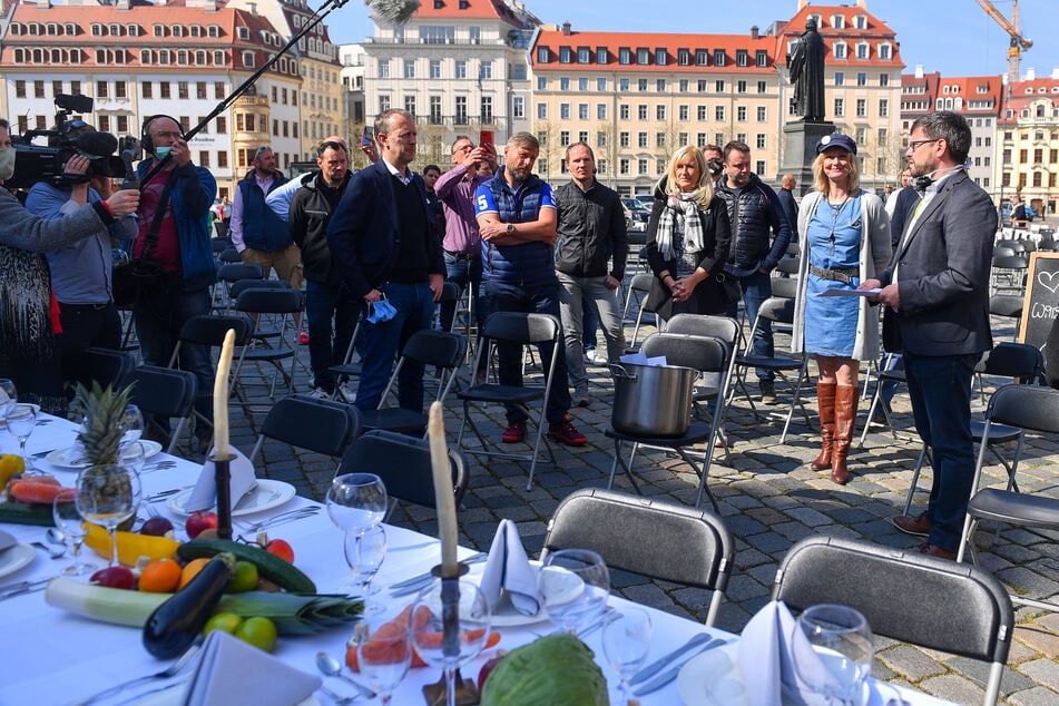 von rechts: Lars Rohwer (CDU, MdL) erhielt am Freitag von Kathleen Parma eine Petition von sächsischen Wirten und Gastronomen, Aktion "Leere Stühle" auf dem Neumarkt vor der Dresdner Frauenkirche.