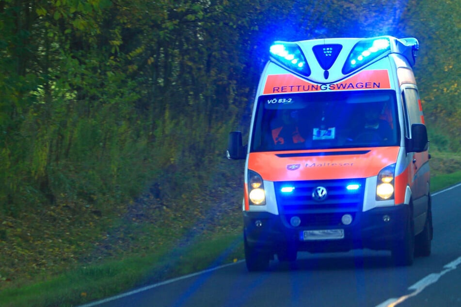 Tödlicher Unfall auf der Landstraße: Biker kracht in Leitplanke und stirbt