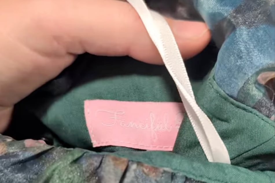 Der Blick auf dieses Detail gab den Ausschlag. Das Kleid ist von "Fanciful Doll" - einer teuren Marke.