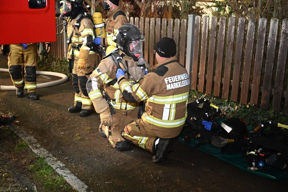 Unter Atemschutz bahnten sich die Retter einen Weg zum Brandherd.