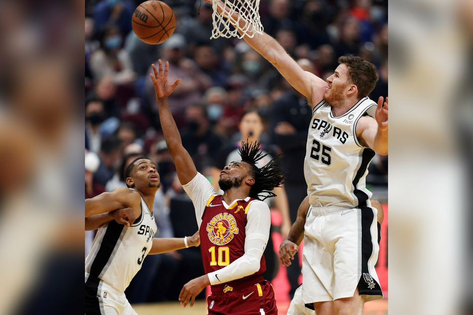 Darius Garland (c.) scored 27 points for the Cavs in their win over the Spurs.