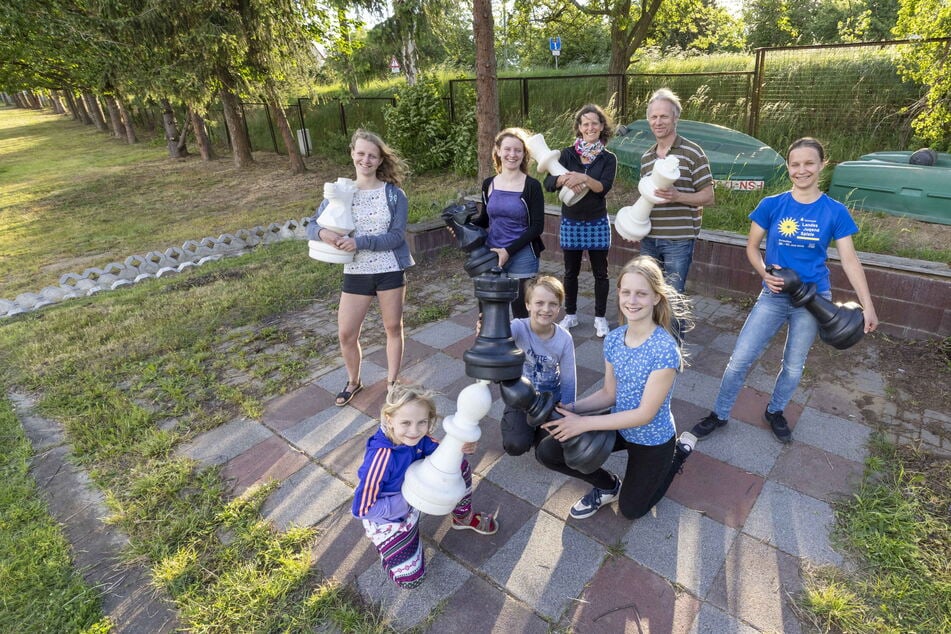 "Schachmatt durch die Dame im Spiel": Adelheid Peglau (53) und ihr Ehemann Markus (61) mit sechs ihrer sieben Kinder auf einem Freiland-Schachbrett - Charis (15), Louise (8), Sarah (20), Paul David (10), Lorena (12) und Dora (15, v.l.n.r.).