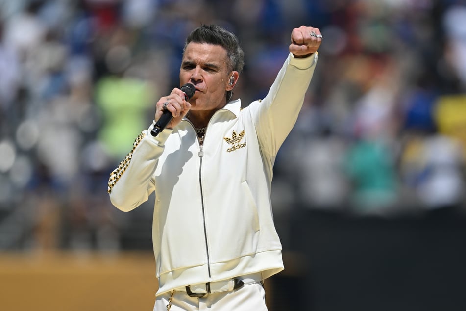 Robbie Williams (51) wird am Montagabend nicht in der Berliner Waldbühne auftreten. (Archivbild)