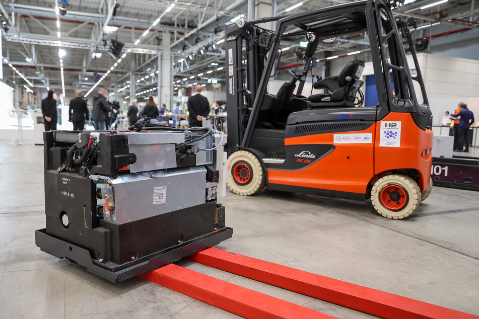 Eine Brennstoffzelle für den Antrieb von Gabelstaplern steht im Leipziger BMW-Werk.
