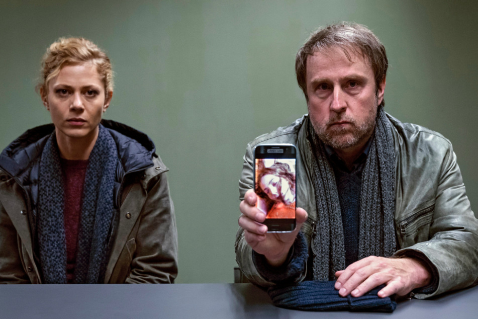 Kommissar Peter Nadler (Bjarne Mädel, r) und seine Kollegin Lansky (Katharina Schlothauer) suchen nach der entführten Lisa in einer Szene aus "Ferdinand von Schirach: Feinde - Gegen die Zeit".